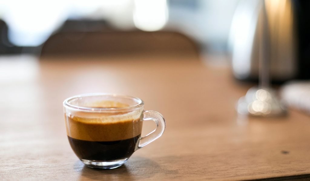 El material de la greca influye en el sabor de tu café